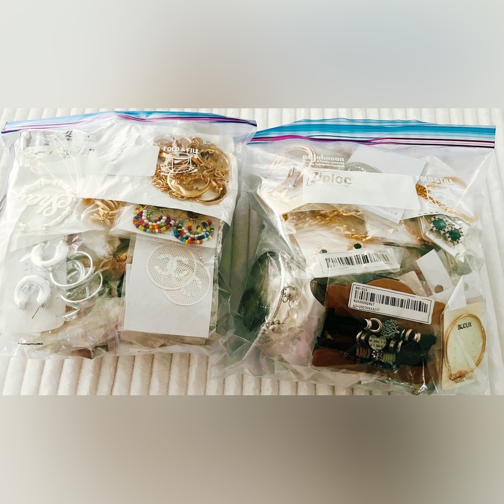Lot of 1000 Pairs Mixed Jewelry – Necklaces, Earrings, Bracelets, Rings